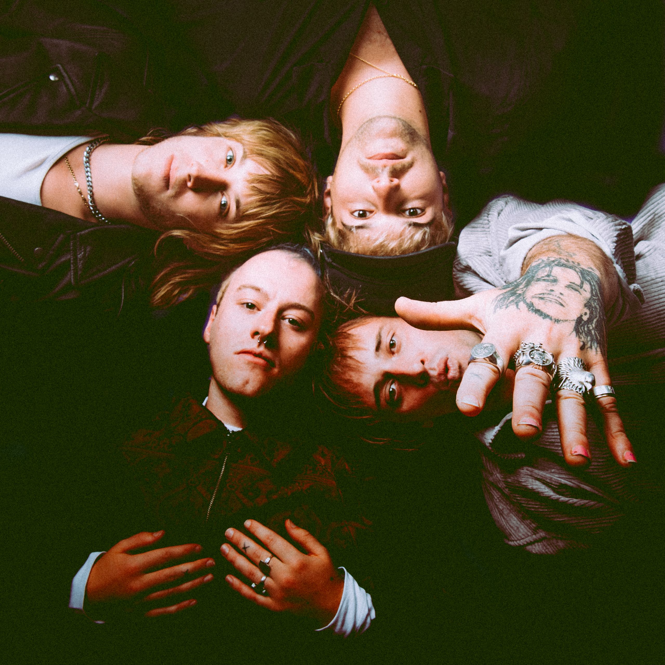 женщина обернулась. Willed people. человек ест мороженое. эмили уильямс emily williams актриса. общительная девушка.