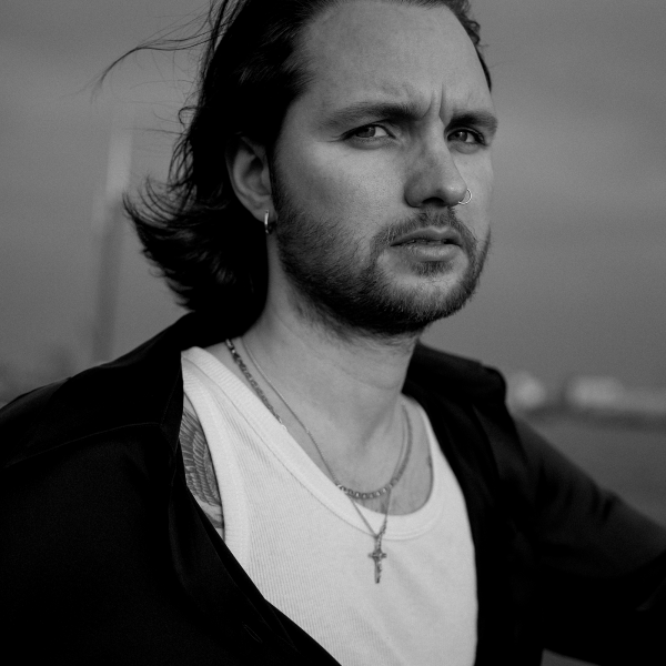 JETT REBEL EN ZIJN HELDEN IN AMARE PAARD